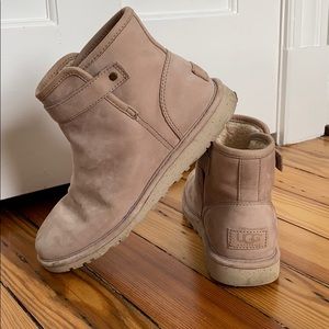 Short light pink Ugg boots